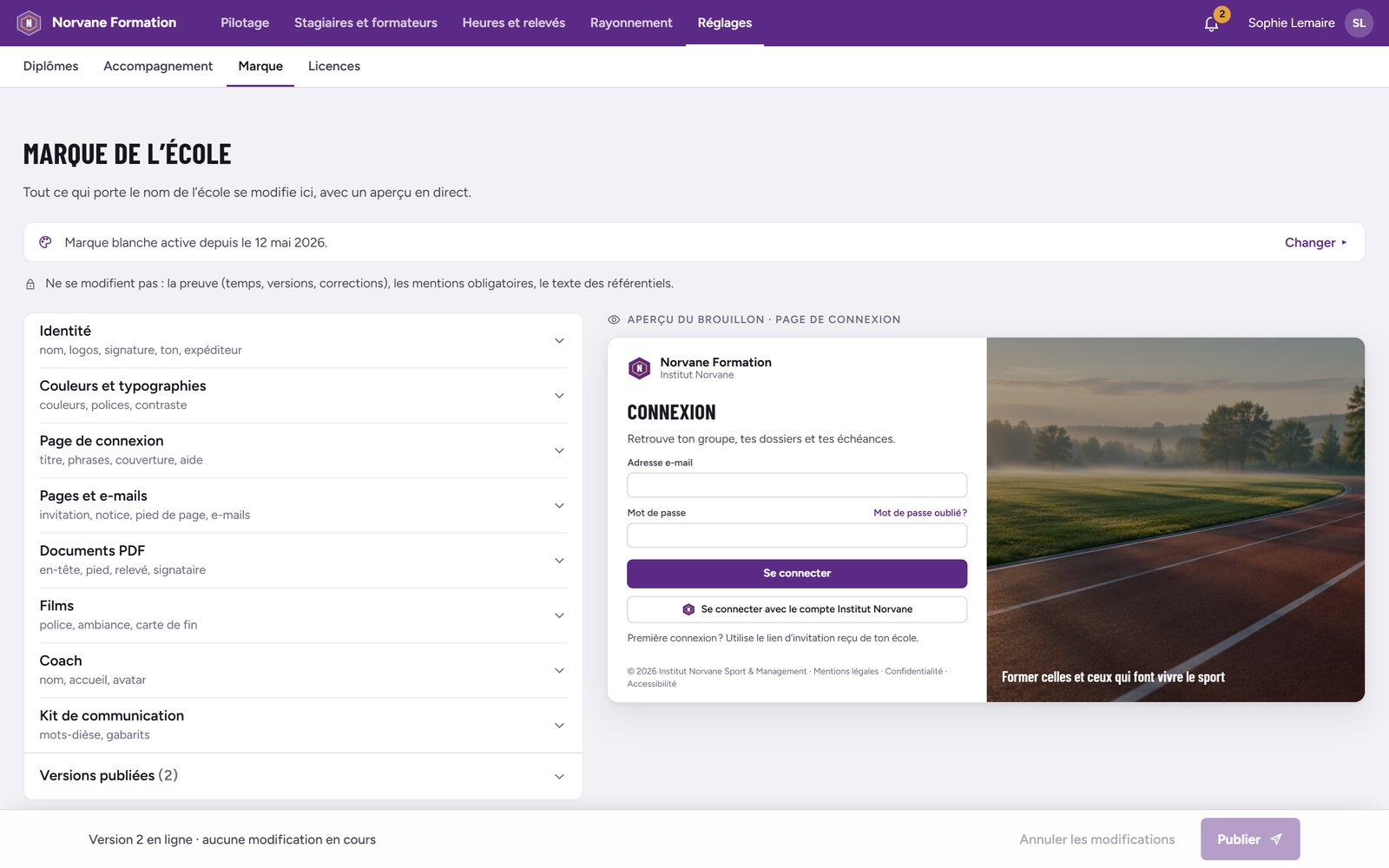 Écran « Marque de l’école » : identité, couleurs et typographies, page de connexion, e-mails, documents, films, avec l’aperçu en direct de la page de connexion de l’école