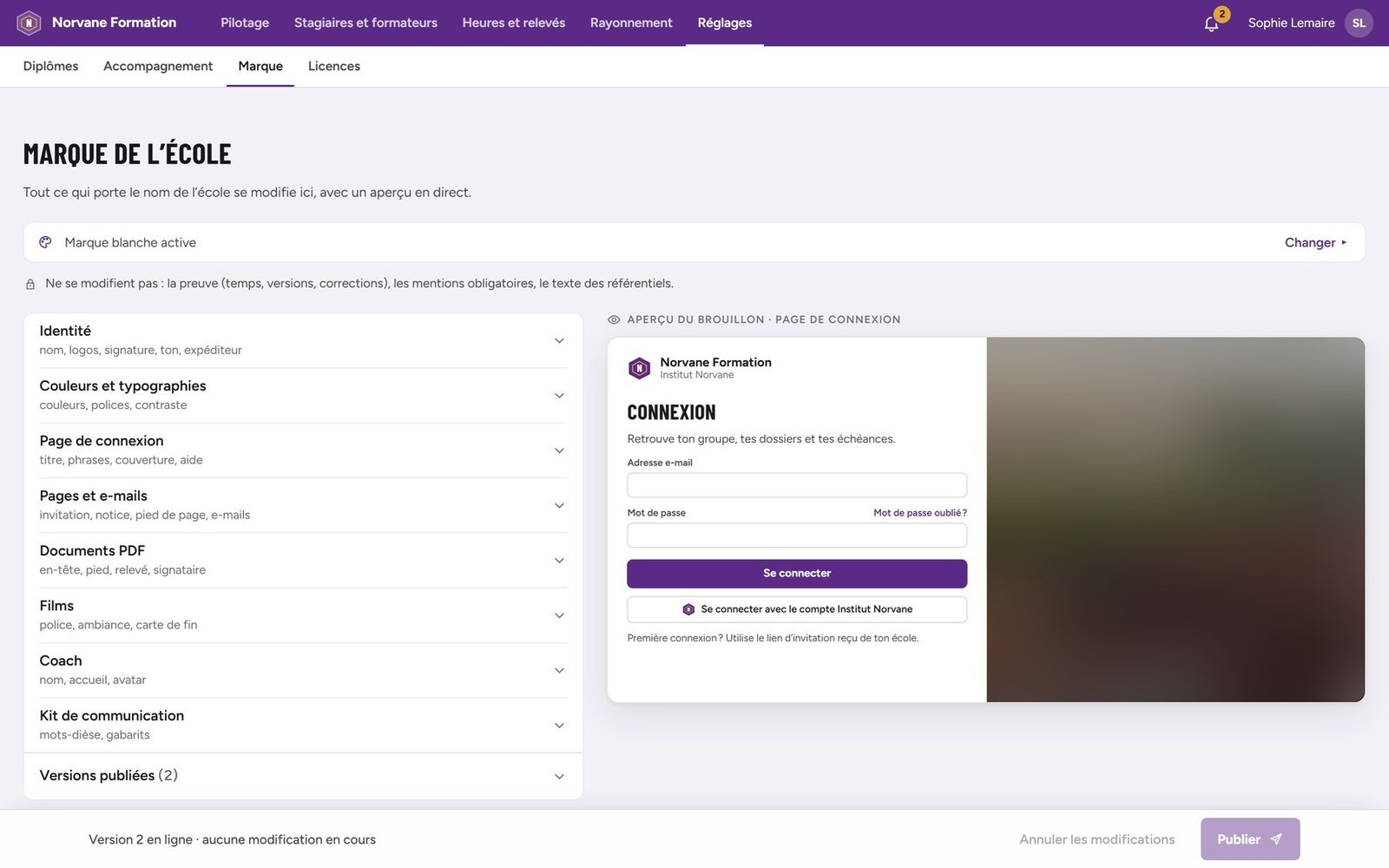 Écran « Marque de l’école » : identité, couleurs, page de connexion, avec un aperçu en direct.
